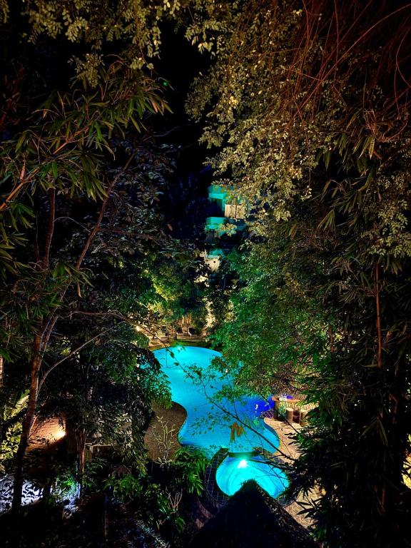 Bazén v ubytování Sundaras Sigiriya Jungles Caves Resort nebo v jeho okolí