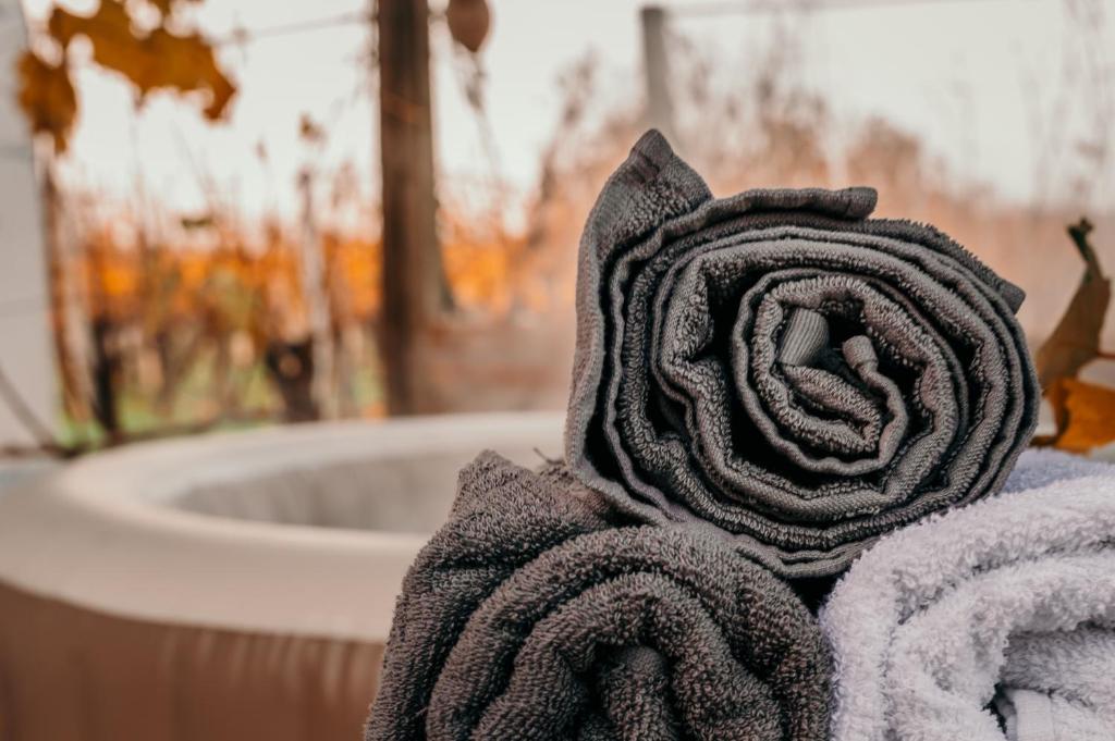 a pile of towels sitting on top of a bath tub at Hiška pri Paulu in Dobrovnik