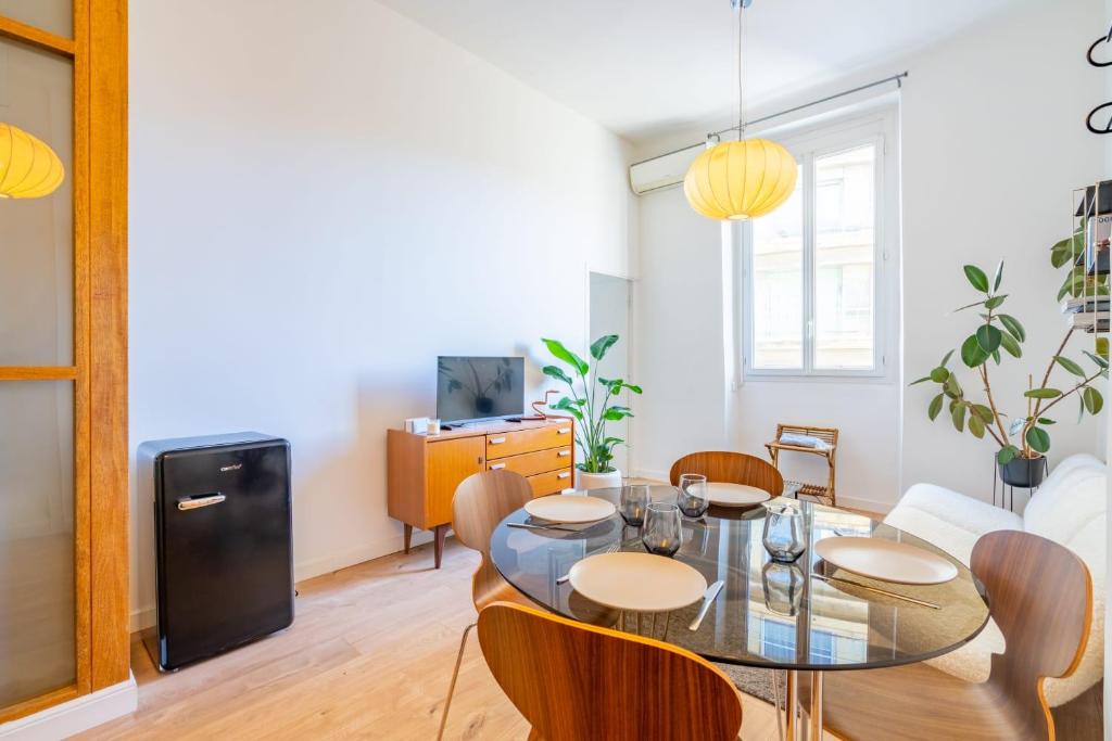 une salle à manger avec une table et des chaises dans une pièce dans l'établissement Chez Ninette, le Vieux-Port à 2 minutes à pied, à Marseille