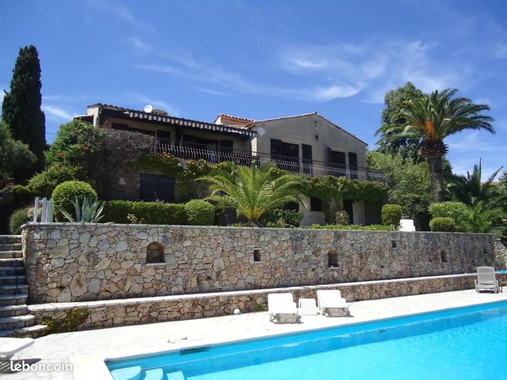 une maison derrière un mur avec une piscine dans l'établissement La Pastourelle, à Roquebrune-sur Argens