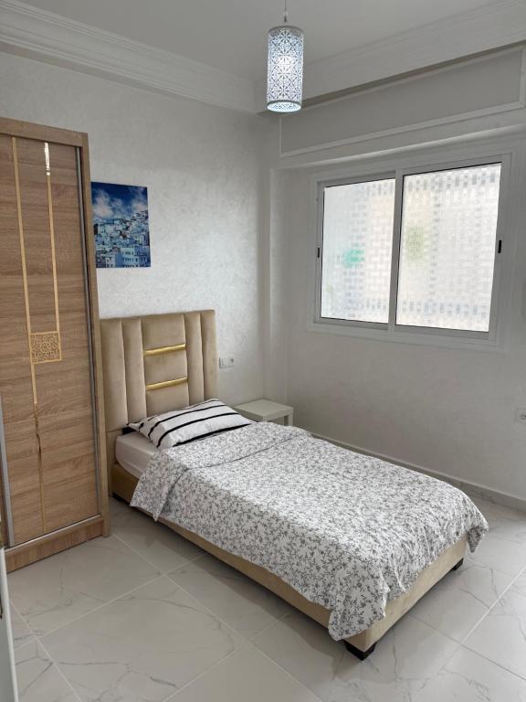 سرير أو أسرّة في غرفة في Tetouan Relax Apartement