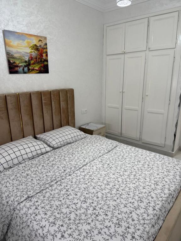 سرير أو أسرّة في غرفة في Tetouan Relax Apartement