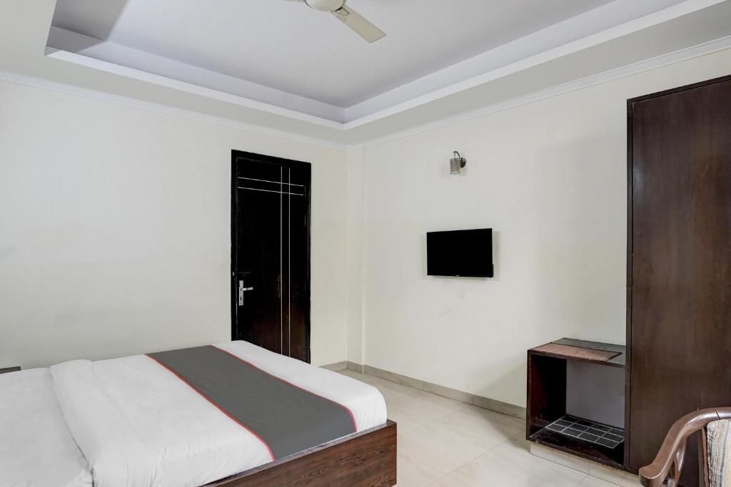 Postel nebo postele na pokoji v ubytování Hotel O Gurgaon 26