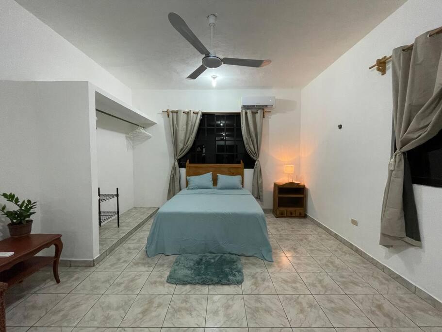 a bedroom with a bed and a ceiling fan at Casa Juan, Estudio en Cozumel in Cozumel