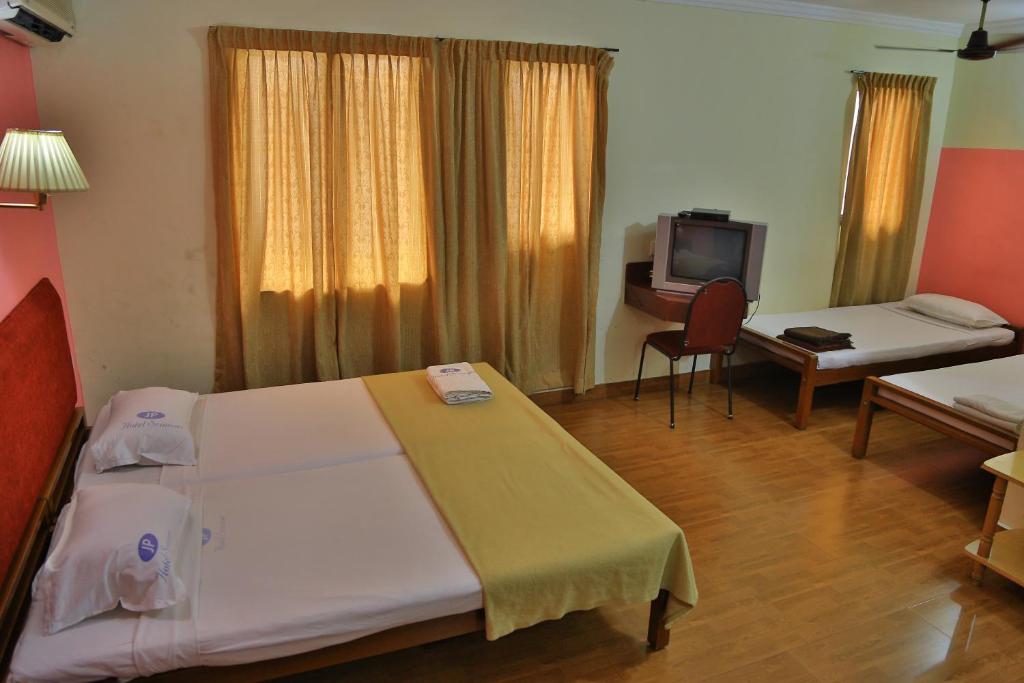 Postel nebo postele na pokoji v ubytování Hotel Srinivas