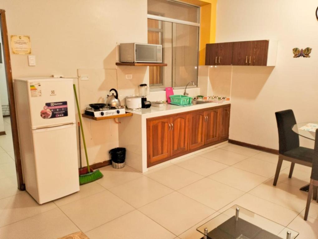 Η κουζίνα ή μικρή κουζίνα στο 100 RV APARTMENTS IQUITOS PERU-Apartamento primer piso con ventana a piscina