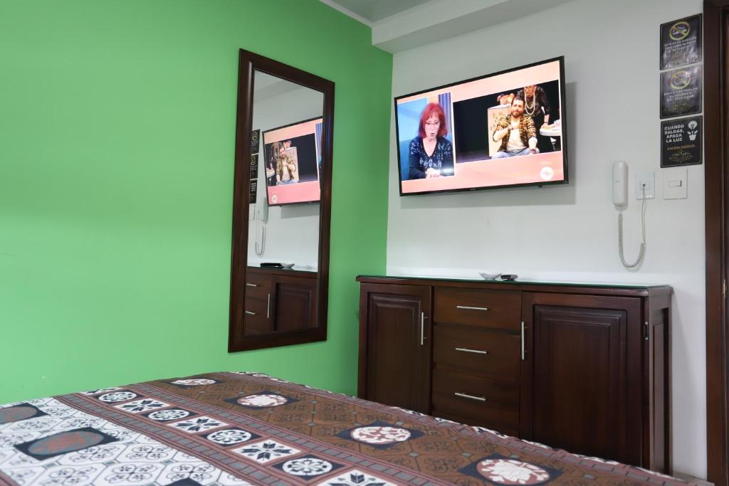 TV a/nebo společenská místnost v ubytování Hôtel d’lyon