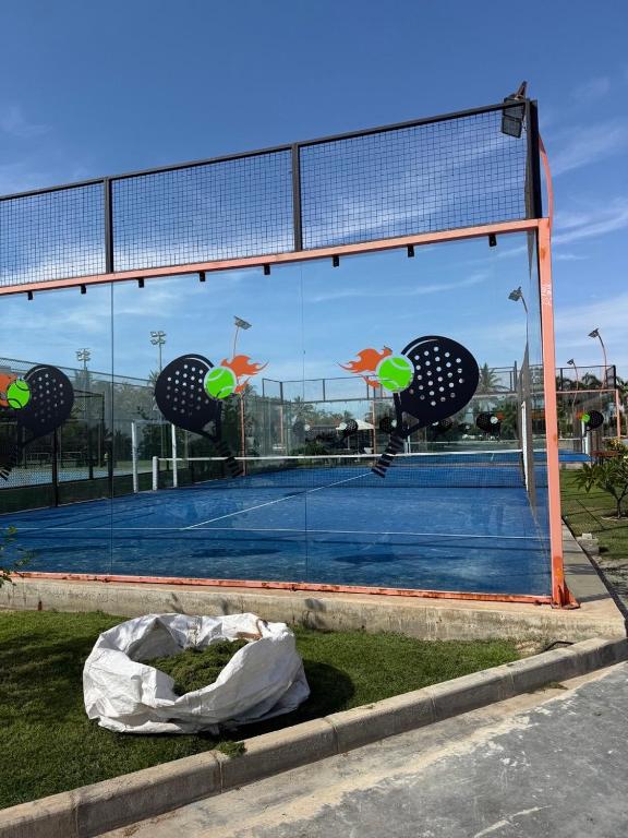 Tenis a/nebo squash v ubytování Cozy new townhouse for 6 people! nebo okolí