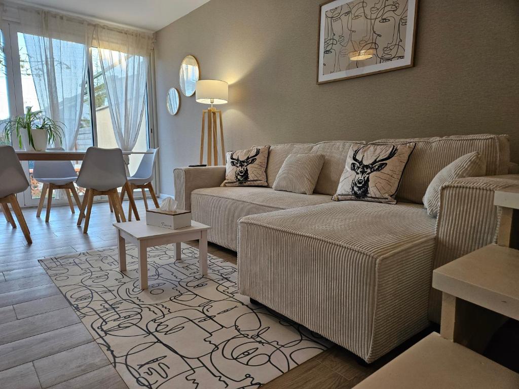 un salon avec un canapé et une table dans l'établissement Jolie maison à guilherand-granges, à Guilherand