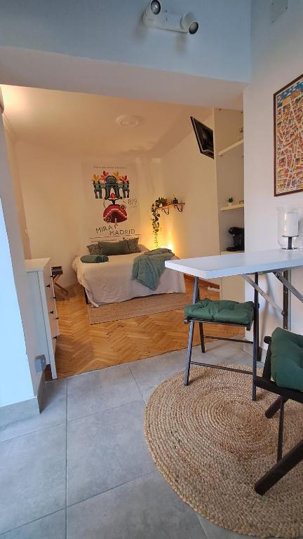 een kamer met een bed en een tafel in een kamer bij Estudio pequeño in Madrid