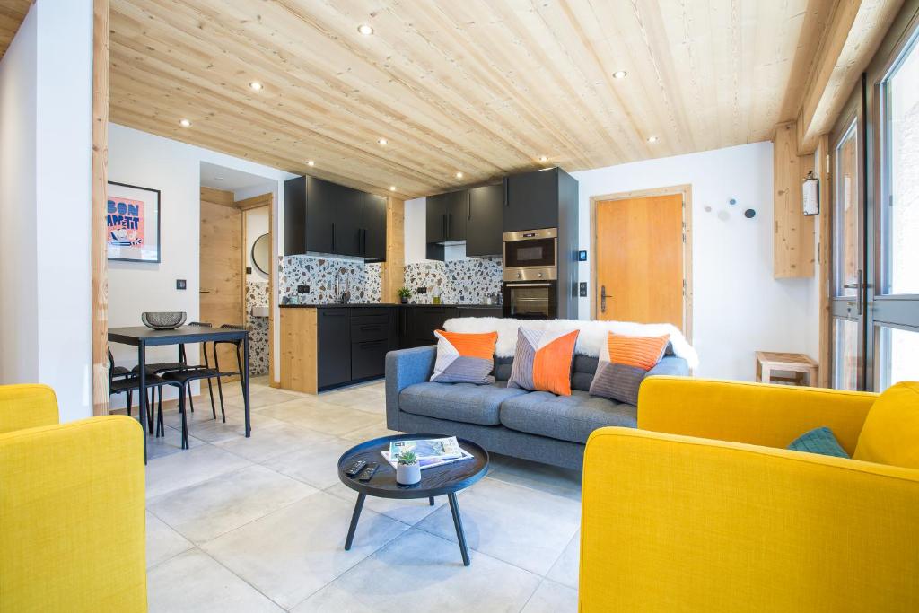 un salon avec un canapé et une table dans l'établissement Contemporary 2 bed apartment in central Morzine, à Morzine
