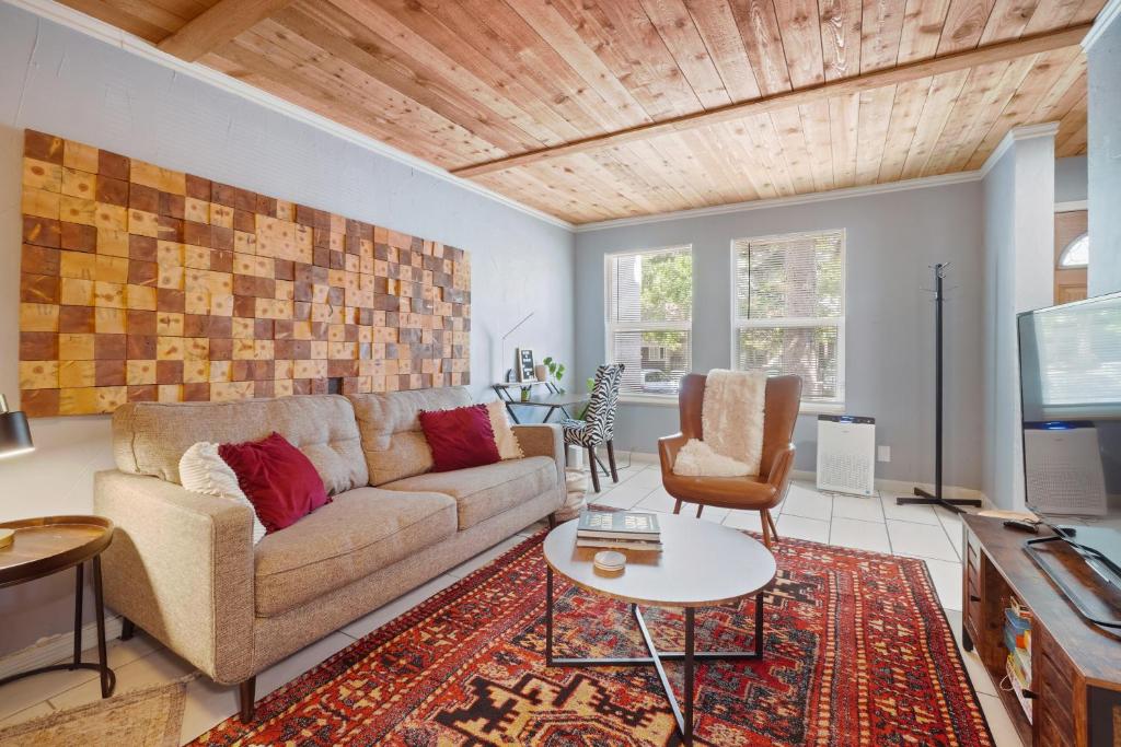 Posezení v ubytování Vibrant and spacious 3 level home by park