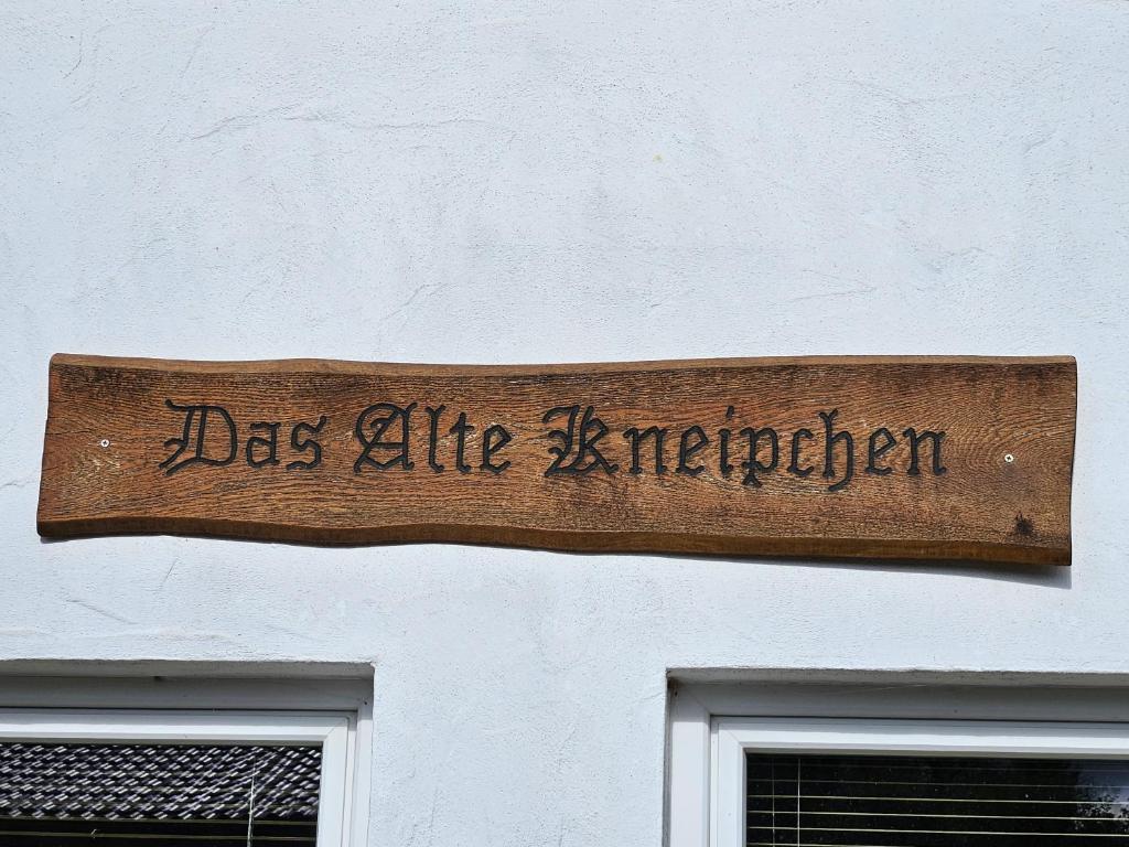 Un cartello che dice che il cane ha mangiato americano in un edificio di Das Alte Kneipchen a Oberhambach