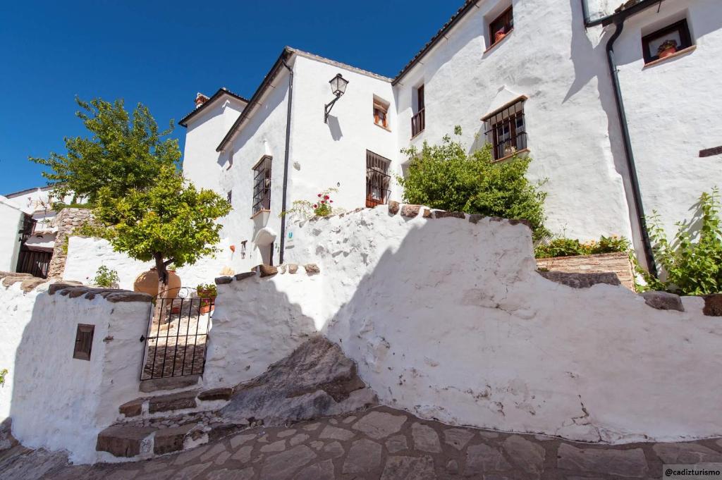 a large white building with stairs leading up to it at Conjunto Rural Casa Victoria in Villaluenga del Rosario