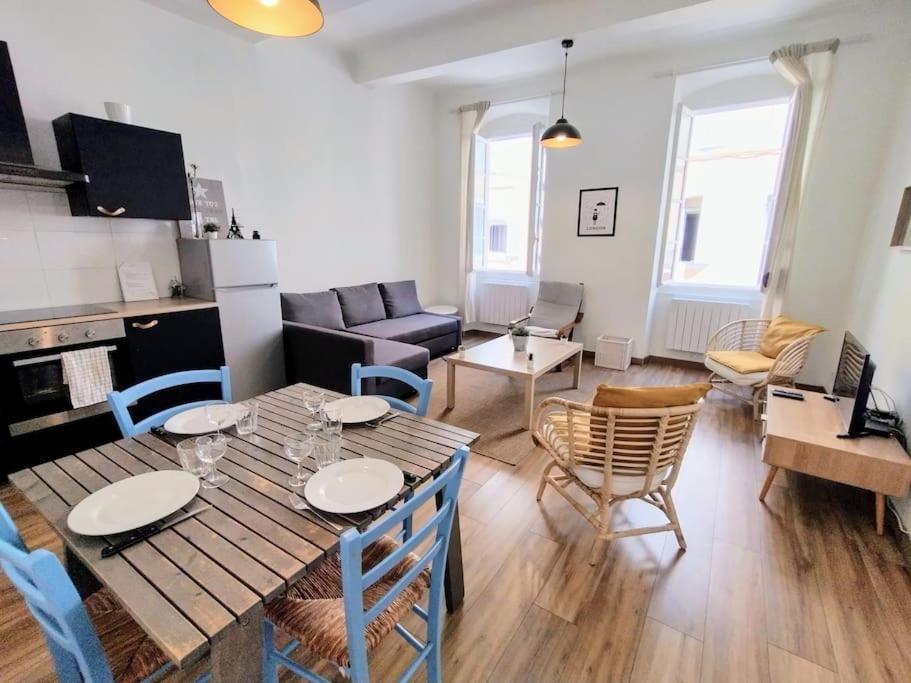 une cuisine et un salon avec une table et des chaises dans l'établissement 50sqm in Old Port 2 bedrooms apartment 6 max, à Marseille