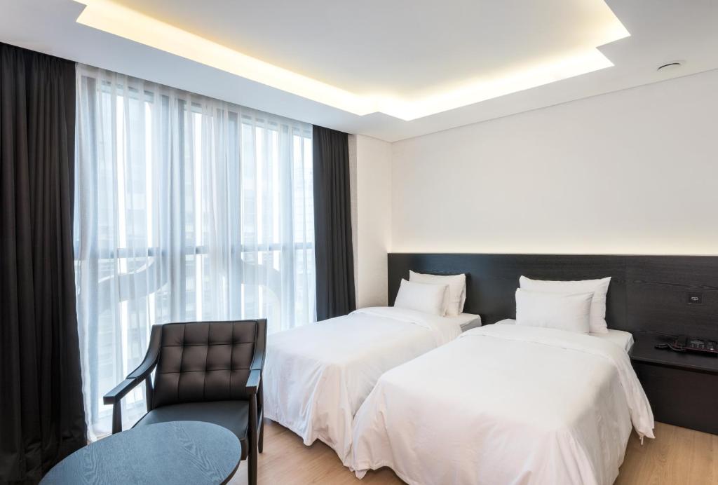 Postel nebo postele na pokoji v ubytování Hotel The Designers Dongdaemun