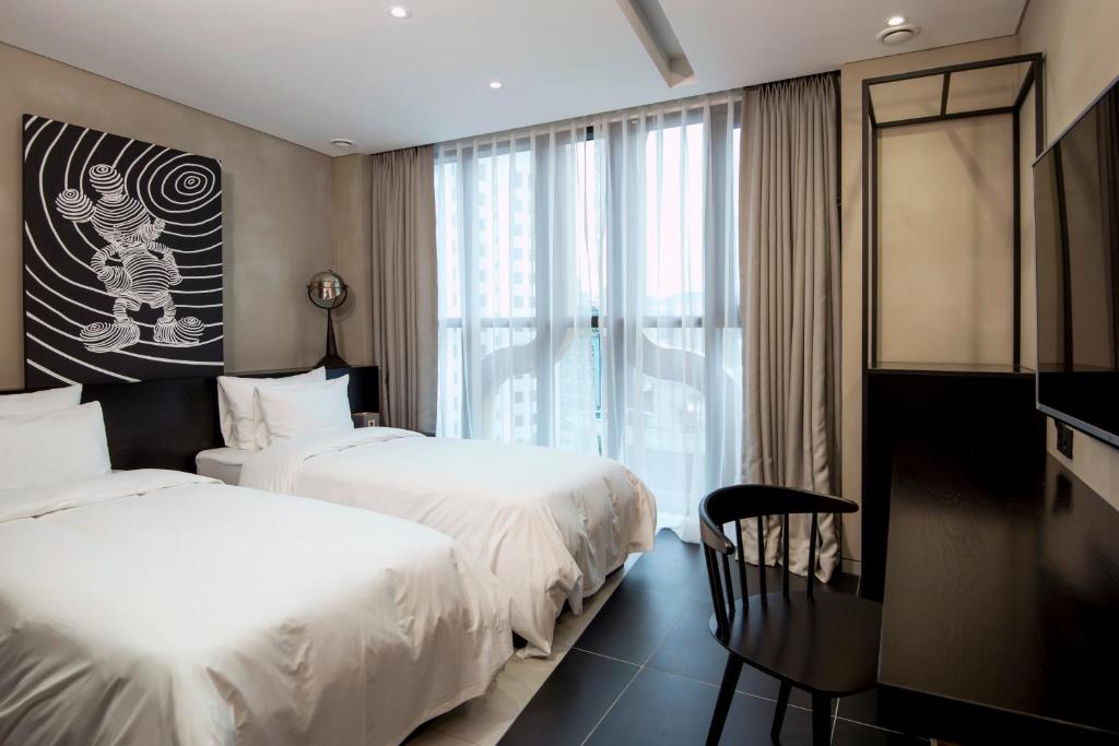Postel nebo postele na pokoji v ubytování Hotel The Designers Dongdaemun