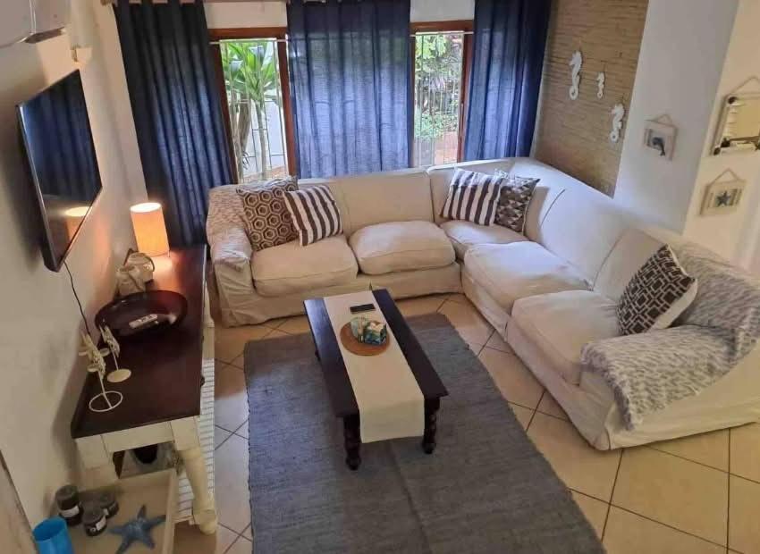 ジンクワジ・ビーチにあるSea Esta Coastal Beach Houseのソファとコーヒーテーブルのあるリビングルーム