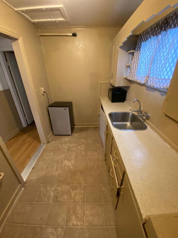 Kuchyň nebo kuchyňský kout v ubytování Tacoma Center Motel