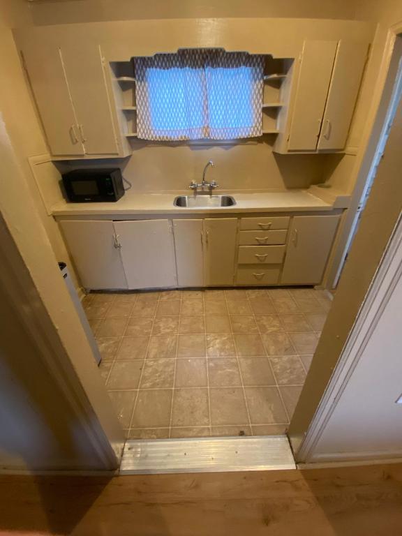 Kuchyň nebo kuchyňský kout v ubytování Tacoma Center Motel