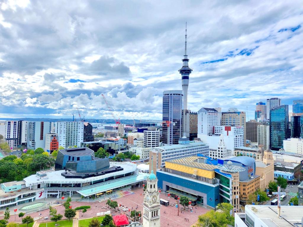オークランドにあるSkytower and City View 2 Bedroom Apartment on High Floorのスカイニードルの街並み