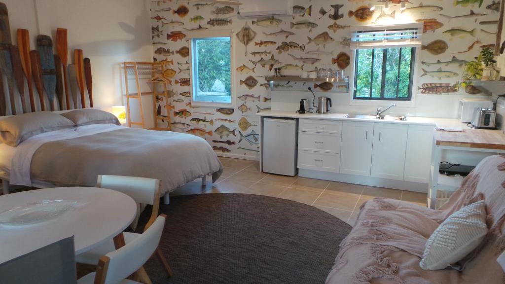 Kuchyň nebo kuchyňský kout v ubytování MrandMrs Fish Cabins