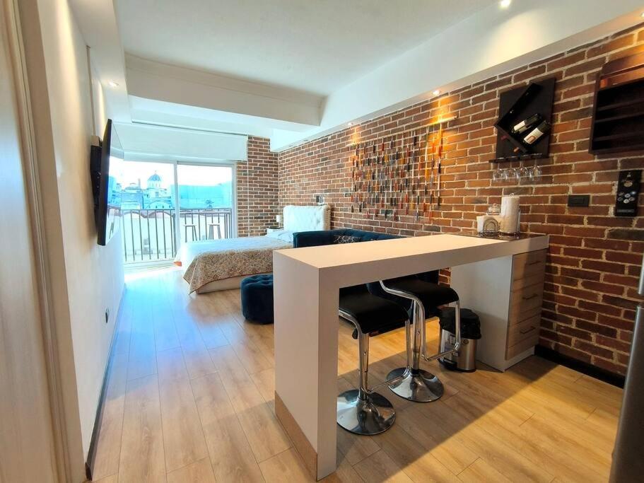 a bedroom with a bed and a desk in a room at 412 Apartamento completo Zona 1 Con estacionamiento in Las Victorias