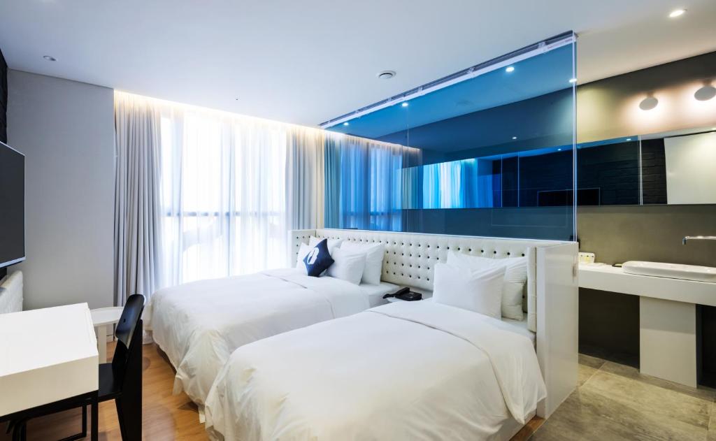 Postel nebo postele na pokoji v ubytování Hotel The Designers Dongdaemun