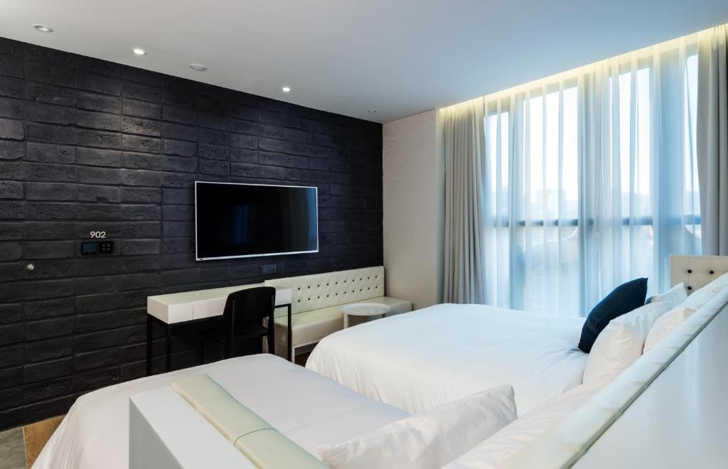 TV a/nebo společenská místnost v ubytování Hotel The Designers Dongdaemun