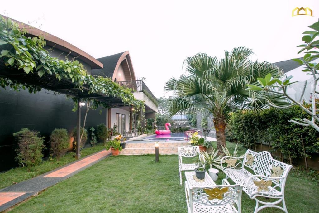 Κήπος έξω από το Villa Djona Syariah