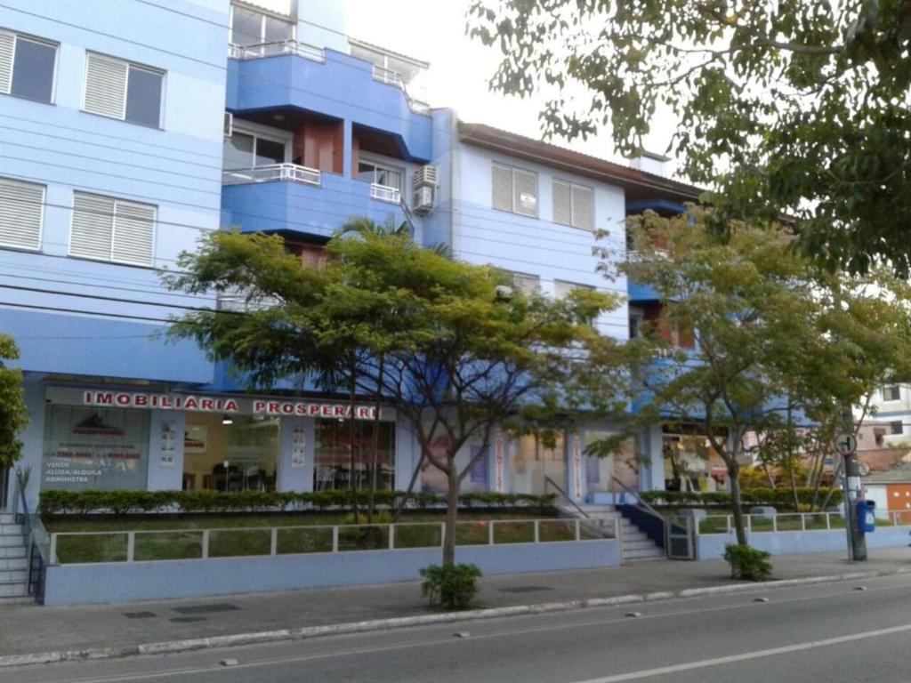 a blue building on the side of a street at Ap no centrinho de Canasvieiras ,2 quadras mar in Florianópolis