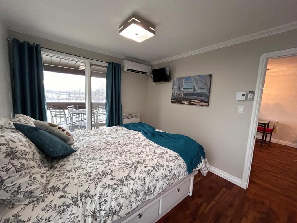 Postel nebo postele na pokoji v ubytování Condos Memphrémagog