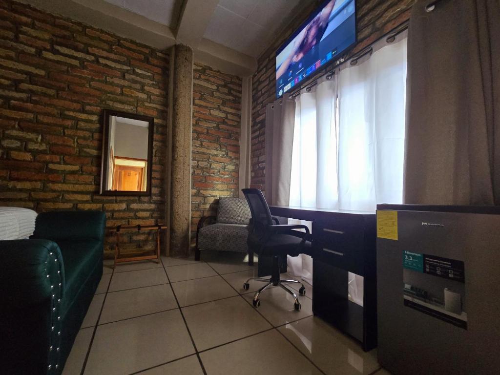 TV a/nebo společenská místnost v ubytování Hotel El Campanario