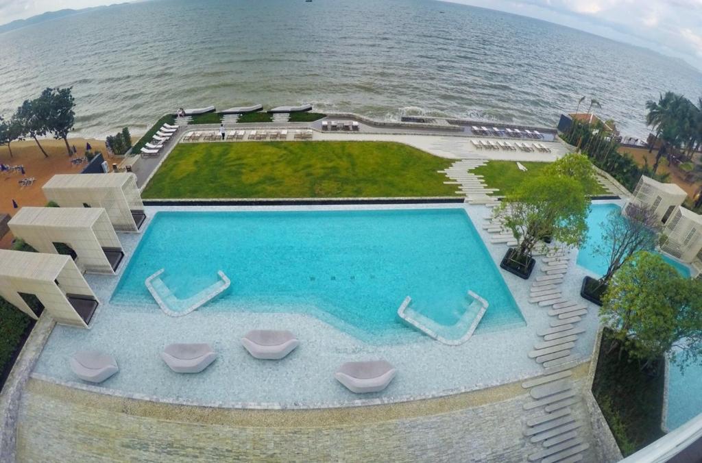 Bazén v ubytování Veranda Resort Pattaya - MGallery Collection nebo v jeho okolí