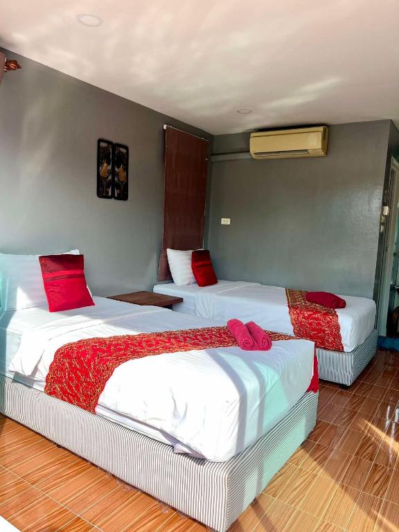 Postel nebo postele na pokoji v ubytování รัตนารีสอร์ท ลันตาน้อย