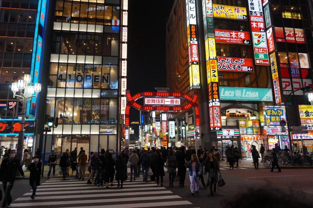 入住新宿歌舞伎町徒步三分鐘三房一廳近鄰伊勢丹的旅客