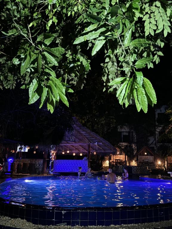 Bazén v ubytování Sundaras Resort LTD nebo v jeho okolí