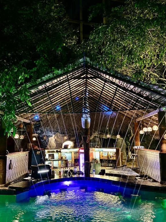 Bazén v ubytování Sundaras Resort LTD nebo v jeho okolí