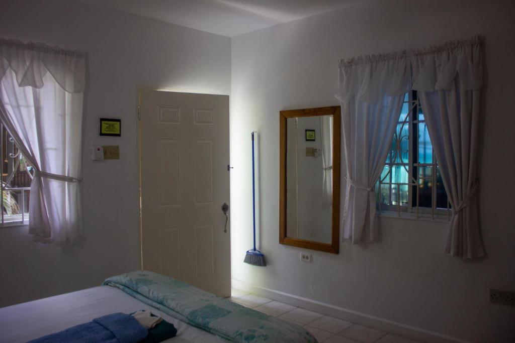 Postel nebo postele na pokoji v ubytování Mom's Place Negril