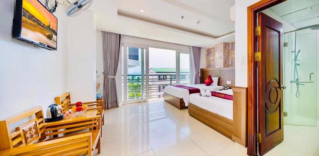 Giường trong phòng chung tại Dubai Nha Trang Hotel managed by HT