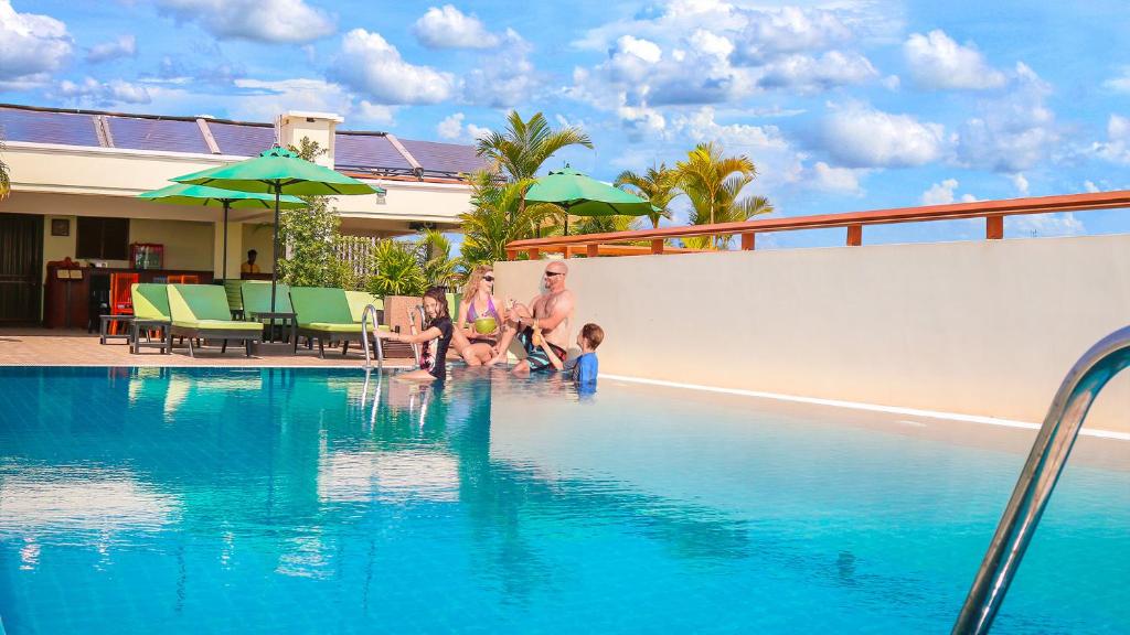 Bazén v ubytování Cheathata CTS Hotel Siem Reap nebo v jeho okolí