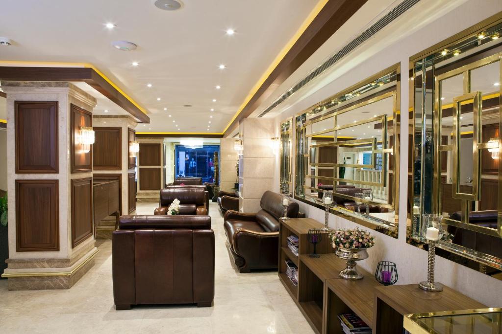 Et opholdsområde på Grand Asiyan Hotel