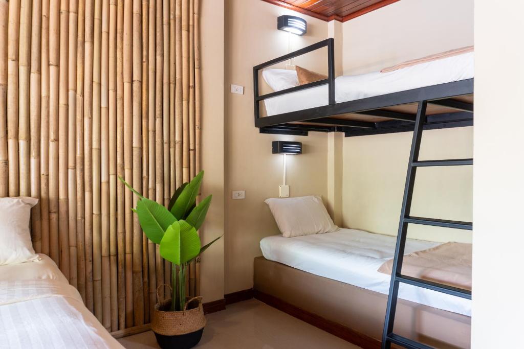 Postel nebo postele na pokoji v ubytování Lanta Riviera Beach Resort