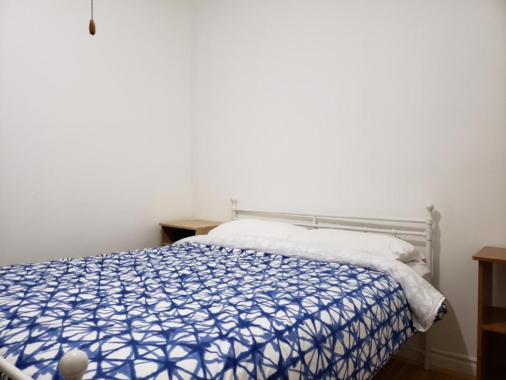 Postel nebo postele na pokoji v ubytování Delightful room near Metro Monk station with Self Check-in