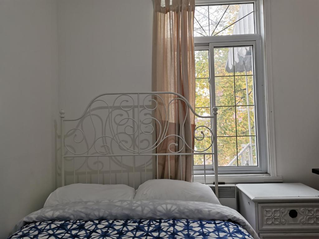 Delightful room near Metro Monk station with Self Checkin, Montreal