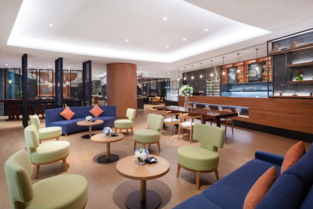 Posezení v ubytování Crowne Plaza Zhuhai City Center by IHG - offers free one-way shuttle to Chimelong Ocean Kingdom