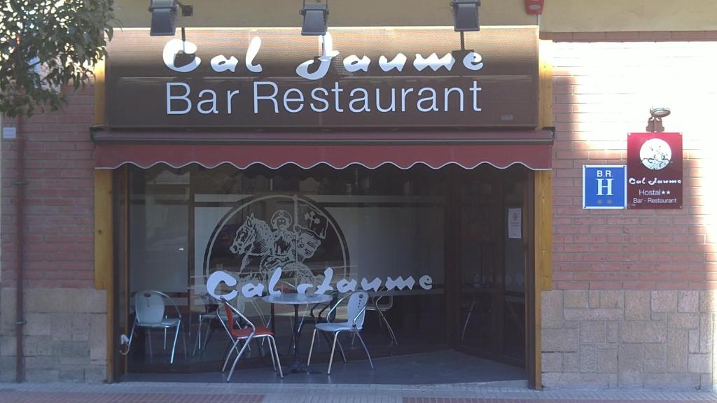 Hostal Can Jaume في موييروسا: مطعم به لافته للمطعم