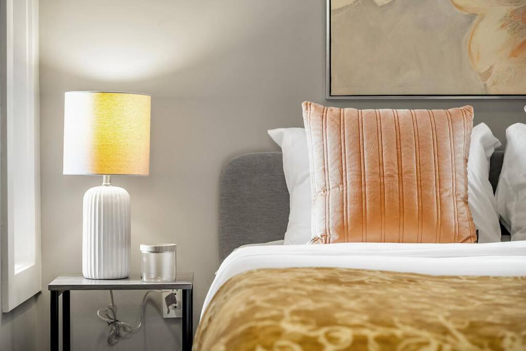 Cama o camas de una habitación en Luxury Cityscape Retreat with Hot Tub