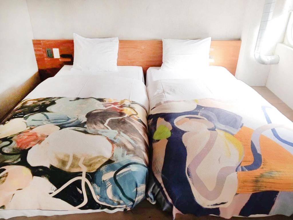 Postel nebo postele na pokoji v ubytování Kagan Hotel & Hostel