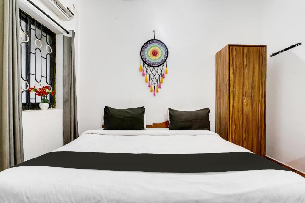 Postel nebo postele na pokoji v ubytování Hotel O Sai Deep Place